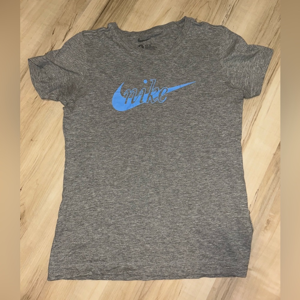 nike women’s t-shirt